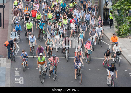 Les cyclistes profitant de la circulation les routes dans le centre de Londres au cours de la Prudential RideLondon 2013 Freecycle Banque D'Images