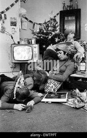 Une famille typique autour de la scène à la télévision le jour de Noël. Hampstead, 20 décembre 1970. Banque D'Images