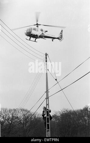 Enquête policière sur la disparition de l'entrepreneur de transport George Brett et son fils Terry Brett âgés de 10 ans, qui ont disparu dans de mystérieuses circonstances. Sur la photo, la police recherche maison familiale d'Beredens ferme à Upminster, Essex, 7 janvier 1975. Banque D'Images