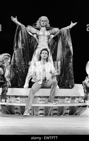 Cliff Richard et le casting de la comédie musicale 'Temps' assister à un photocall tenue au Dominion Theatre. 25 mars 1986. Banque D'Images