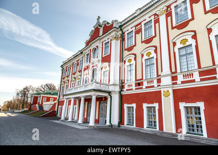 Vue latérale du Palais Kadriorg à Tallinn en Estonie, construit par le Tsar Pierre le Grand en 1725, sur fond de ciel bleu. Banque D'Images