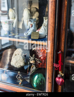 Céramique assortis et corail en vitrine en noyer Banque D'Images