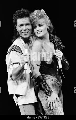 Cliff Richard, Jodie Wilson et le casting de la comédie musicale 'Temps' assister à un photocall tenue au Dominion Theatre. 25 mars 1986. Banque D'Images