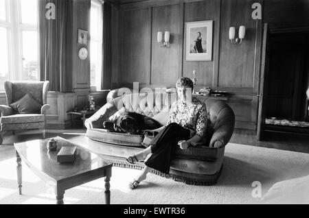 Linda Jones, épouse du chanteur Tom Jones, il y a photographié à la vérification 65 000 pound accueil à Weybridge, Surrey, le 27 mars 1969. Banque D'Images