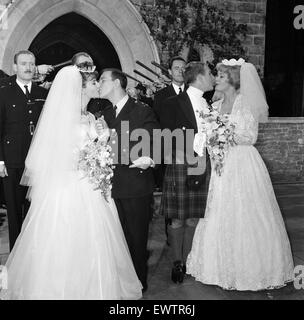 Norman sagesse 'marries' film star Jennifer Jayne, à Pinewood Studios. C'était un mariage double, aux côtés de Ronnie Stevens et son épouse Eleanor Summerfield, pour leur nouveau film "sur le rythme". 16 août 1962. Banque D'Images