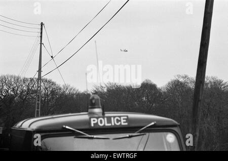 Enquête policière sur la disparition de l'entrepreneur de transport George Brett et son fils Terry Brett âgés de 10 ans, qui ont disparu dans de mystérieuses circonstances. Sur la photo, la police recherche maison familiale d'Beredens ferme à Upminster, Essex, 7 janvier 1975. Banque D'Images