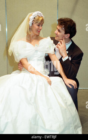 La National Bridal Fair tiendra à NEC. Kim Dobson, porte une robe de mariée de Geneviève Studio et Herbert Amplatz, porter un costume d'affaires formel Ltd. 15e Février 1991. Banque D'Images