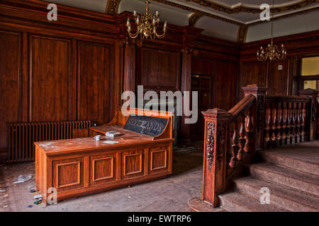 Réception à côté de l'escalier en chêne sculpté à l'intérieur de l'Orphelinat Silverlands, Chertsey, Surrey, UK Banque D'Images