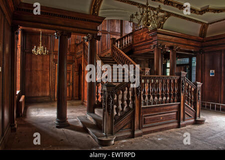 Une précision sur l'escalier en chêne sculpté à l'intérieur de l'Orphelinat Silverlands, Chertsey, Surrey, UK Banque D'Images