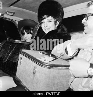 Barbra Streisand, actrice et chanteuse américaine, arrive à l'aéroport Heathrow de Londres, 17 mars 1966. Elle est au Royaume-Uni à star dans son spectacle à Broadway Funny Girl, qui s'ouvre à l'Ouest le mois prochain. Banque D'Images