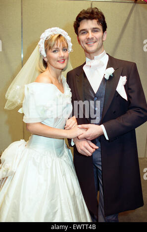 La National Bridal Fair tiendra à NEC. Kim Dobson, porte une robe de mariée de Geneviève Studio et Herbert Amplatz, porter un costume d'affaires formel Ltd. 15e Février 1991. Banque D'Images