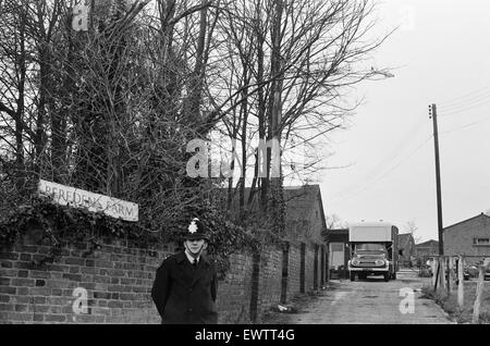 Enquête policière sur la disparition de l'entrepreneur de transport George Brett et son fils Terry Brett âgés de 10 ans, qui ont disparu dans de mystérieuses circonstances. Sur la photo, la police recherche maison familiale d'Beredens ferme à Upminster, Essex, 7 janvier 1975. Banque D'Images