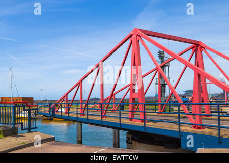 L'ensemble pont mobile lock, appelé Zuidersluis, à Velsen-Noord, IJmuiden, Hollande du Nord, aux Pays-Bas. Banque D'Images
