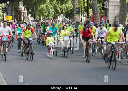 Les cyclistes profitant de la circulation les routes dans le centre de Londres au cours de la Prudential RideLondon 2013 Freecycle Banque D'Images