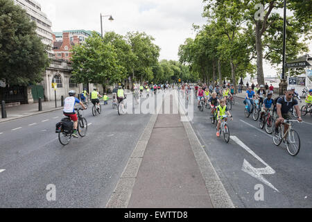 Les cyclistes profitant de la circulation les routes dans le centre de Londres au cours de la Prudential RideLondon 2013 Freecycle Banque D'Images