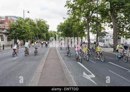 Les cyclistes profitant de la circulation les routes dans le centre de Londres au cours de la Prudential RideLondon 2013 Freecycle Banque D'Images