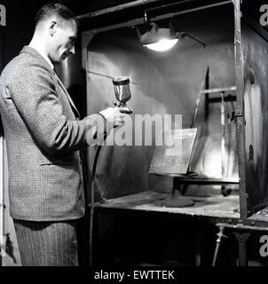 Années 1950, historique, l'image montre une personne apte à l'examen d'un chalumeau à gaz, Banque D'Images