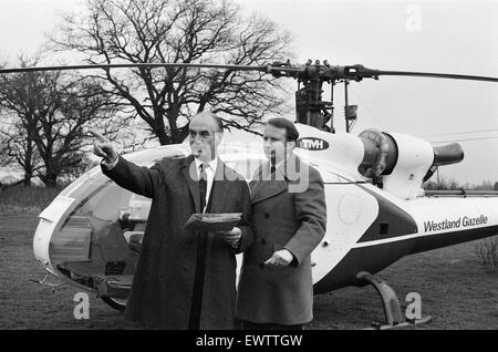 Enquête policière sur la disparition de l'entrepreneur de transport George Brett et son fils Terry Brett âgés de 10 ans, qui ont disparu dans de mystérieuses circonstances. Sur la photo, la police recherche maison familiale d'Beredens ferme à Upminster, Essex, 7 janvier 1975. Gauche t Banque D'Images