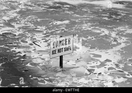 Lac gelé, Cannon Hill Park, Birmingham, Angleterre, le 17 février 1986. Danger, la glace pas sécuritaire, signer dans l'eau. Banque D'Images