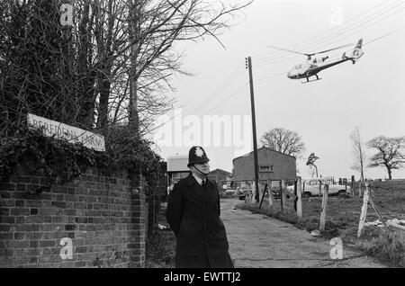 Enquête policière sur la disparition de l'entrepreneur de transport George Brett et son fils Terry Brett âgés de 10 ans, qui ont disparu dans de mystérieuses circonstances. Sur la photo, la police recherche maison familiale d'Beredens ferme à Upminster, Essex, 7 janvier 1975. Banque D'Images