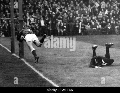L'Écosse 18 v 19 Pays de Galles, cinq nations de Rugby match de championnat tenu à Murrayfield. John Taylor plongées sur pour la première tentative. 6e février 1971. Banque D'Images
