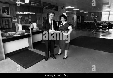 Queen Elizabeth Hospital, Sheriff Hill, Gateshead, Angleterre. 1er septembre 1989. Tony Byrne et Sœur Joan Murray, représenté à la réception principale. Banque D'Images