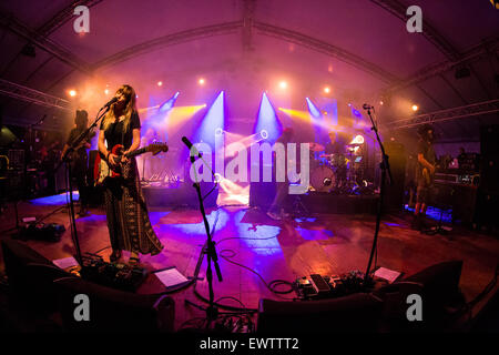 Segrate Milan Italie. 30 juin 2015. Les frères Angus & Julia Stone à partir de l'Australie en prestation au music club Circolo Magnolia pour présenter leur dernier album 'Angus & Julia Stone' publié le 2014 Credit : Rodolfo Sassano/Alamy Live News Banque D'Images