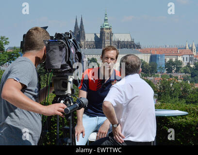 Prague, République tchèque. 1er juillet 2015. Le gardien tchèque Petr Cech parle lors de la conférence de presse à Prague, République tchèque, le 1er juillet 2015. Petr Cech dit que c'était la décision la plus difficile de sa carrière de s'entendre sur un transfert de Chelsea après le 11 années de succès de Premier League anglaise rival Arsenal. S'adressant aux journalistes deux jours après qu'il a été signé par Arsenal pour un montant d'environ 11 millions de livres. Cech dit avoir reçu plusieurs offres mais de rester en Premier League a été un autre facteur clé. Photo : CTK Michal Dolezal/Photo/Alamy Live News Banque D'Images