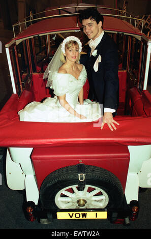 La National Bridal Fair tiendra à NEC. Kim Dobson, porte une robe de mariée de Geneviève Studio et Herbert Amplatz, porter un costume d'affaires formel Ltd à l'arrière d'une voiture faite par Belgravia Landaulet Fleur de Lys de Newark et administré par la société Banque D'Images