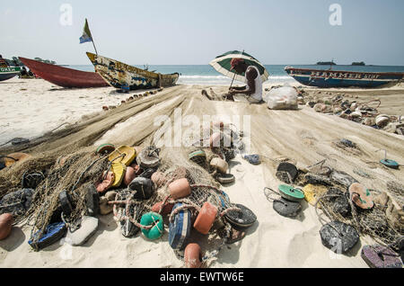 Pêche à la ligne sur une plage à l'extérieur de Freetown en Sierra Leone Banque D'Images