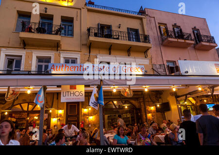 Crete Chania bar dans le vieux port vénitien au Dusk, Chania Crète Grèce les gens appréciant le bar du soir les gens Grèce Banque D'Images