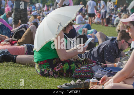 Wimbledon, London, UK, 1er juillet, 2015. Wimbledon, London, UK, 1er juillet, 2015. Wimbledon, Londres, Royaume-Uni. 1er juillet 2015. Tennis fans font la queue pour les billets swelter sous la canicule sur la journée la plus chaude de l'année en ce qui concerne les températures devraient grimper à 36 degrés celsius © amer ghazzal/Alamy Live News Crédit : amer ghazzal/Alamy Live News Banque D'Images