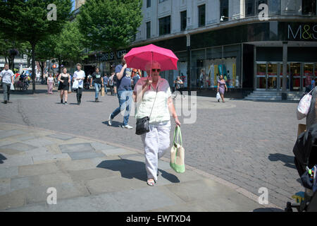 Nottingham, Royaume-Uni. 01 juillet, 2015. Vague de chaleur hits Nottingham, les gens continuent à refroidir dans la vieille place du marché en raison des tempêtes .fontaines plus tard aujourd'hui .femme prend la forme d'abri de chaleur sous égide . Credit : IFIMAGE/Alamy Live News Banque D'Images