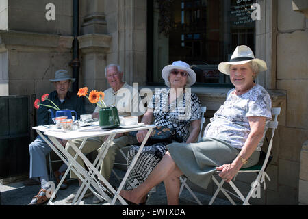 Nottingham, Royaume-Uni. 01 juillet, 2015. Vague de chaleur hits Nottingham, les gens continuent à refroidir dans la vieille place du marché en raison des tempêtes .fontaines plus tard aujourd'hui .couple de personnes âgées a déguster une tasse de thé à l'ombre . Credit : IFIMAGE/Alamy Live News Banque D'Images