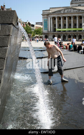 Nottingham, Royaume-Uni. 01 juillet, 2015. Vague de chaleur hits Nottingham, les gens continuent à refroidir dans la vieille place du marché en raison des tempêtes .fontaines plus tard aujourd'hui . Credit : IFIMAGE/Alamy Live News Banque D'Images