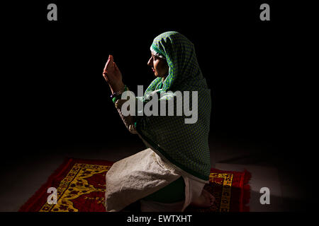 1 femme musulmane indienne Namaz Banque D'Images