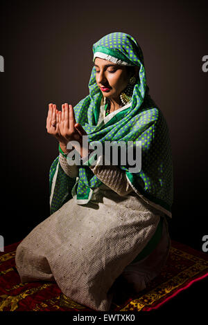 1 femme musulmane indienne Namaz Banque D'Images