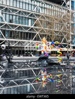 Déménagement fontaine Stravinsky et pulvériser de l'eau avec 16 œuvres colorées de la sculpture par les artistes Niki Saint Phalle et jean Tinguely Banque D'Images