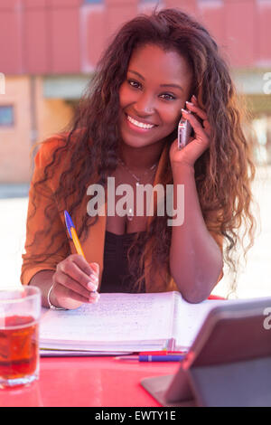 Belle jeune femme africaine sur le téléphone Banque D'Images