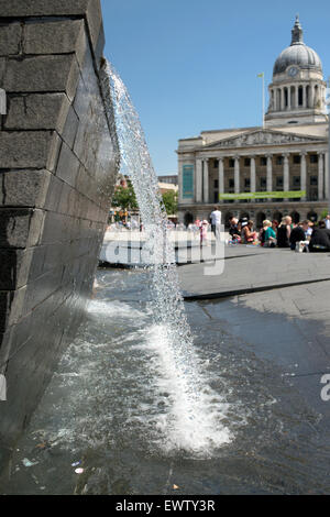 Nottingham, Royaume-Uni. 01 juillet, 2015. Vague de chaleur hits Nottingham, les gens continuent à refroidir dans la vieille place du marché en raison des tempêtes .fontaines plus tard aujourd'hui . Credit : IFIMAGE/Alamy Live News Banque D'Images