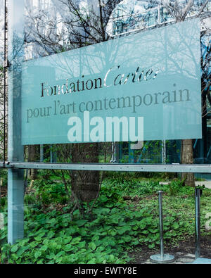 Fondation Cartier pour l'art contemporain, galerie d'art contemporain de la Fondation Cartier, Paris signe de verre Banque D'Images