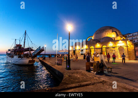 Mosquée Hassan Pasha au crépuscule, Chania port Crète Grèce Sunset port Banque D'Images