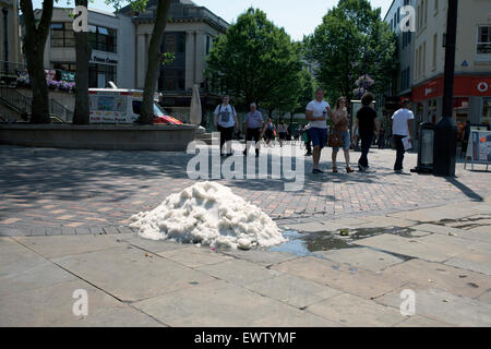 Nottingham, Royaume-Uni. 01 juillet, 2015. Sur la journée la plus chaude de l'année jusqu'à présent, un bloc de glace apparaît dans le centre de Nottingham Conseil .travailleurs ont été appeler et c'était levé . Credit : IFIMAGE/Alamy Live News Banque D'Images