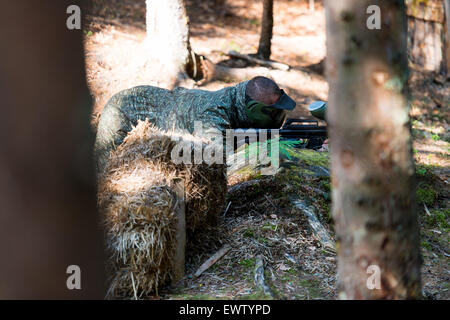 Prêt pour le tir de sniper Paintball Banque D'Images