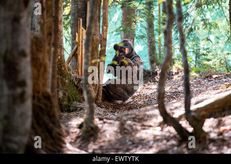 Prêt pour le tir de sniper Paintball Banque D'Images