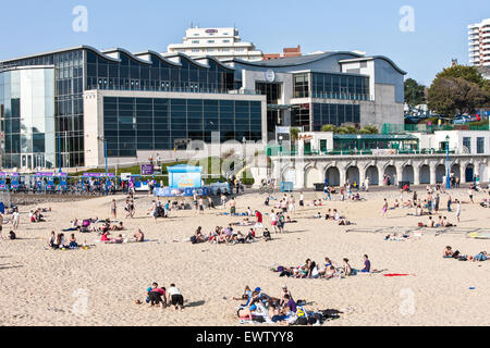 Vue de la jetée de Bournemouth, de sun baigneurs sur une journée de printemps ensoleillée à la plage de Bournemouth, le centre-ville de Bournemouth, Dorset, Angleterre, Banque D'Images