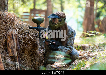 Prêt pour le tir de sniper Paintball Banque D'Images