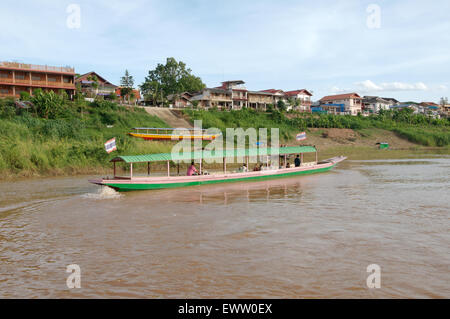 Thaï traditionnel bateau à longue queue flottant sur le Mékong, province de Loei, Thaïlande Banque D'Images