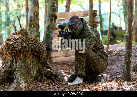 Prêt pour le tir de sniper Paintball Banque D'Images