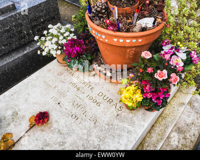 Cimetiere du Montparnasse, cimetière Montparnasse Paris. Célèbre auteur tombe, Marguerire Duras, fleurs et plumes laissés par les fans Banque D'Images